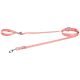 Rosa Haustierleine mit einem Metallclip und verstellbarem Griff, entworfen für das Gassigehen mit Hunden.