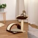 Ein verspielter getigerter Kätzchen sitzt auf einem zweistufigen Katzenbaum mit einem weichen braunen und cremefarbenen Design, das einen Kratzbaum und ein hängendes Spielzeug enthält.