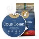 Opus Ocean-Hundefutterbeutel, mit einem blauen und goldenen Design, mit der Aufschrift "Getreidefrei" und Symbolen für Lachs, Monoprotein und niedrige Kohlenhydrate.