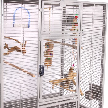 Ein geräumiger Vogelkäfig mit Holzstangen, bunten Spielzeugen und einem sicheren Riegel, entworfen für Haustiervögel.