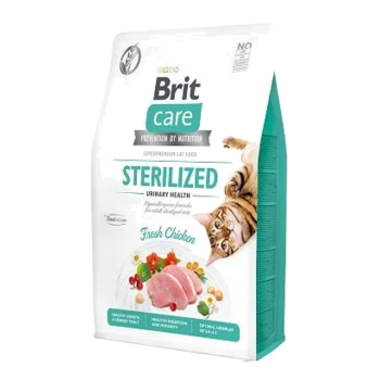 Tasche mit Brit Care Superpremium Katzenfutter, gekennzeichnet mit "Sterilisiert" für die Harnwegsgesundheit, mit frischem Huhn und einem verspielten Katzenbild.