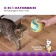 Eine neugierige getigerte Katze nähert sich einem bunten 3-in-1-Spielzeugball, der von einer Person gehalten wird, mit dem Text "3-IN-1-KATZENBAHN" und "Twist To Convert."