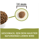 Haustierfutter-Kibble in einer Schüssel mit einer Nahaufnahme eines einzelnen Stücks mit einem Durchmesser von 14 mm, beschriftet mit "Geschmack, den dein Haustier naturgemäß lieben wird."