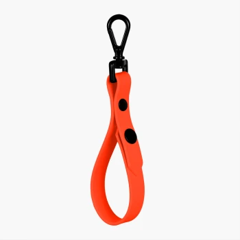 Halterung Schleppleine Orange orange Helle orangefarbene Silikon-Haustierleine mit einem schwarzen Clip und zwei schwarzen Knöpfen, entworfen für Haltbarkeit und Komfort.