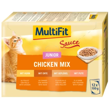Eine Box mit MultiFit Junior Hühner-Mix Katzenfutter mit einem verspielten orangefarbenen Kätzchen, mit Geschmacksrichtungen von Huhn, Ente, Geflügel und Truthahn.