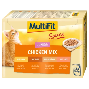 Een doos MultiFit Junior Kip Mix kattenvoer met een speelse oranje kitten, met smaken van kip, eend, gevogelte en kalkoen.