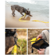 Französische Bulldogge am Strand mit gelber Leine, Nahaufnahme des Leinenclips am Halsband und Hände, die eine gelbe ausziehbare Leine in einer schwarzen Tasche halten.