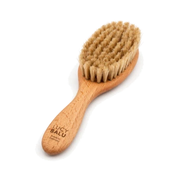 Eine Holz-Haustierpflegebürste mit weichen Borsten, mit einem runden Kopf und einem ergonomischen Griff, auf einem weißen Hintergrund platziert.
