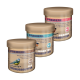Drei Gläser Vogel-Erdnussbutter: "Pur", "Mit Insekten" und "Mit Beeren", jedes mit einer Vogelillustration.