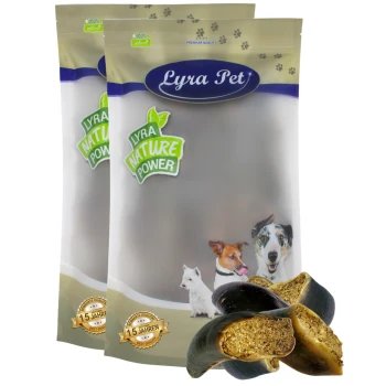 Zwei Lyra Pet-Tüten mit den Aufschriften 'Lyra Pet' und 'Nature Power', mit einem Abzeichen '15 Jahren', Hundebildern und getrockneten Kausnacks.