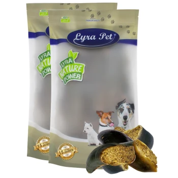 Zwei Lyra Pet-Tüten mit den Aufschriften 'Lyra Pet' und 'Nature Power', mit einem Abzeichen '15 Jahren', Hundebildern und getrockneten Kausnacks.