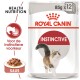 Royal Canin Instinctive kattenvoer zakje, 85g x 12, met een fluffy kat en een kom nat voedsel, met tekst in het Nederlands.