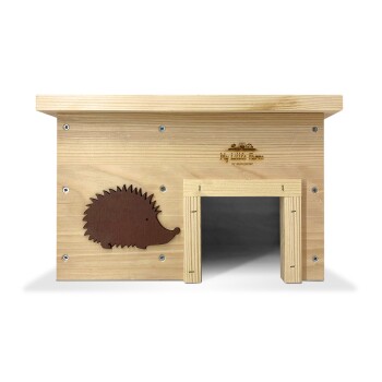 Holzhaustierhaus im Igel-Design, mit einem vorderen Eingang und dem eingravierten Logo "Mein kleiner Bauernhof".