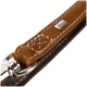 Nahaufnahme einer braunen Leder-Hundeleine mit weißen Nähten und einem Metallclip, mit einem kleinen silbernen Logoanhänger.