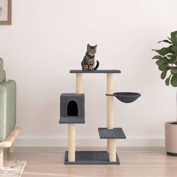 Eine getigerte Katze sitzt auf der obersten Plattform eines modernen Katzenbaums mit mehreren Ebenen, einem gemütlichen Versteck und einer hängenden Schale, in einem stilvollen Raum.