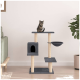 Eine getigerte Katze sitzt auf der obersten Plattform eines modernen Katzenbaums mit mehreren Ebenen, einem gemütlichen Versteck und einer hängenden Schale, in einem stilvollen Raum.