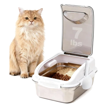 Flauschige rote Katze neben einer weißen Edelstahlsandkiste mit geöffnetem Deckel und Schaufel; Deckeltext: '7 lbs'.