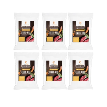 Sechs weiße Beutel Wildfang Angus-Rind Haustierfutter mit Bildern von rohem Rindfleisch, Karotten und Wurst auf dem Etikett.