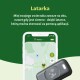 Smartfon wyświetlający aplikację do śledzenia zwierząt z mapą, z ikoną psa i ikoną latarki, na zielonym tle.