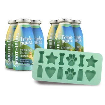 Sechs bunte "Smoothie Dog" Flaschen mit der Aufschrift "Trinkpause" und "Erfrischt Jeden Hund," neben einer grünen Silikonform mit Knochen- und Sternformen.