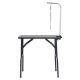 Ein klappbarer Haustierpflege-Tisch mit einer strukturierten schwarzen Oberfläche und einem Metallarm mit einer Leinenbefestigung zur Sicherung von Haustieren während der Pflege.