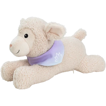 Ein weiches, plüschiges Lammspielzeug mit einem lächelnden Gesicht und einem lila Schal mit einem weißen Lotusdesign, das auf dem Bauch liegt.