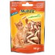 Eine verspielte orange Katze, die nach einer Packung MultiFit-Katzenleckerlis greift, mit Hühner- und Pollackstreifen, 50g, 3,5% Fett.