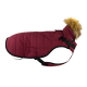 Ein kastanienbrauner Hundemantel mit einem gesteppten Design und einer Kunstfellkapuze, mit verstellbaren Riemen für einen sicheren Sitz.