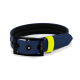 Ein stilvoller dunkelblauer Hundehalsband mit einer schwarzen Schnalle und einem leuchtend gelben Akzentband, mit dem Text 'THE DOG IDEA.'