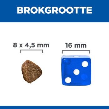 Afbeelding die een huisdiervoedingsbrokje naast een blauwe dobbelsteen toont voor maatvergelijking, met brokjesafmetingen gelabeld als 8 x 4,5 mm en dobbelsteen als 16 mm.
