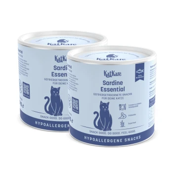 Zwei Dosen KatKare Sardine Essential hypoallergene gefriergetrocknete Katzensnacks mit blauer Katzenillustration und Produktdetails.