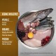 Bol en acier inoxydable avec de la nourriture crue pour animaux : poisson, poulet, dinde, abats, baies et jaune d'œuf. Le texte liste les ingrédients.