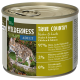 Blik huisdiervoer gelabeld 'Wilderness True Country' met kip en zalm, met een vleespercentage van 97%, en een Bengaalse kat op het label.