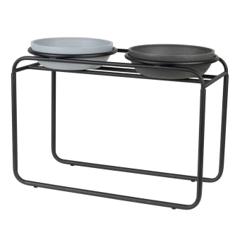 Erhöhte Futterstation für Haustiere mit zwei Schalen, eine hellgrau und eine dunkelgrau, auf einem schwarzen Metallrahmen.