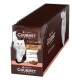 Verkaufsdisplay von Purina Gourmet „A la Carte“ Katzenfutter‑Beuteln mit Bild einer weißen Katze und sichtbarem Produktnamen