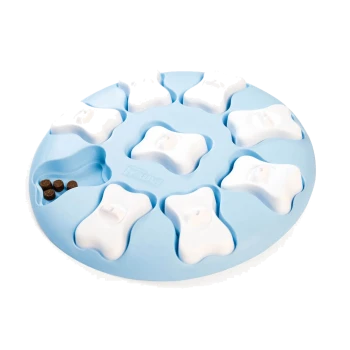 Interaktiver blauer Haustier-Puzzle-Futterspender mit weißen, knochenförmigen Abdeckungen, entworfen zum Verstecken von Leckerlis, mit einigen sichtbaren Futterstücken.