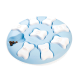 Interaktiver blauer Haustier-Puzzle-Futterspender mit weißen, knochenförmigen Abdeckungen, entworfen zum Verstecken von Leckerlis, mit einigen sichtbaren Futterstücken.