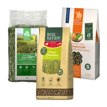 Drei Real Nature Tierfutterprodukte: 1kg "Grüne Natur" Heu, 8kg "Premium Dinkelstreu" Einstreu und 1500g "Zwergkaninchen" Pellets.