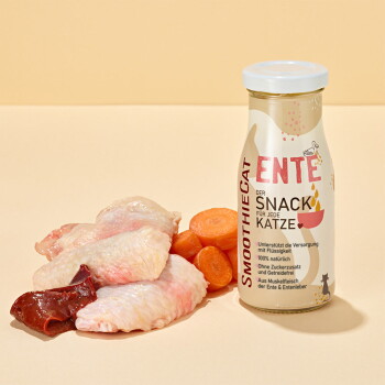Eine SmoothieCat-Ente-Snackflasche für Katzen, die rohe Entenstücke und Karottenscheiben enthält, mit Text über ihre Vorteile.