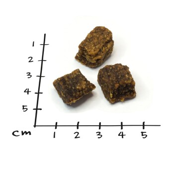 Drei rechteckige Haustierleckereien auf einem weißen Hintergrund, mit einem Lineal, das bis zu 5 cm für die Größenreferenz misst.