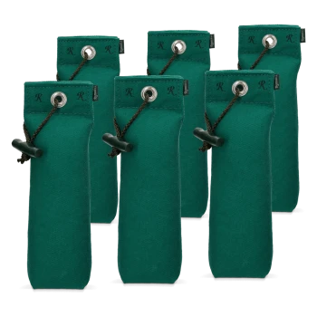 Sechs grüne Canvas-Hundetrainingsdummy-Taschen mit schwarzen Kordelzügen und Ösen, beschriftet mit „R“ und „Rogz“.