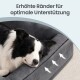 Schlafender schwarz-weißer Hund in einem grauen Hundebett mit Rand, Pfeile zeigen auf den erhöhten Rand; sichtbarer Text: „Erhöhte Ränder für optimale Unterstützung“.