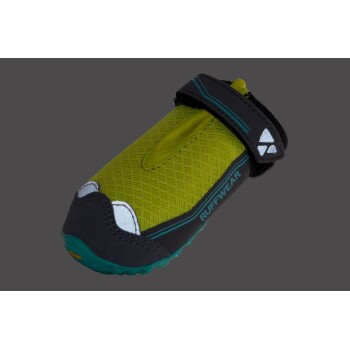 Ein grüner Hundeschuh mit einem schwarzen und türkisfarbenen Design, ausgestattet mit einem Klettverschluss und einer strukturierten Sohle, beschriftet mit 'RUFFWEAR'.