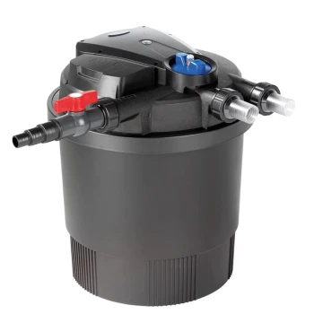 Ein schwarzer Aquarienfilter mit einem oben montierten Bedienfeld, ausgestattet mit einem blauen Knopf und einem roten Ventil sowie zwei angeschlossenen Schläuchen.