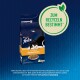 Eine Tüte Purina Felix "Farmhouse Sensations" Katzenfutter mit einer verspielten schwarz-weißen Katze, Recycling-Symbol und deutschem Text.