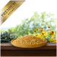 Eine Holzschale mit goldener Tiernahrung auf einer Holzoberfläche, umgeben von grünen Pflanzen und gelben Blumen, mit einem "PREMIUM"-Label.