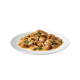 Une assiette de viande humide et effilochée mélangée à des morceaux de poivron vert dans une sauce savoureuse, adaptée pour la nourriture pour animaux.