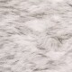 Nahaufnahme von weichem, flauschigem Haustierbettzeug mit einer weißen und grauen Felltextur.