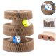 Katzenspielzeugturm aus Wellpappe mit drei Ebenen, ausgestattet mit zwei bunten Bällen (gelb und blau) im Inneren.
