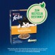 Eine Box mit Purina Felix Farmhouse Sensations Katzenfutter mit einer verspielten schwarz-weißen Katze und einer Schüssel mit Trockenfutter, gekennzeichnet mit "1 kg" und recycelbar.
